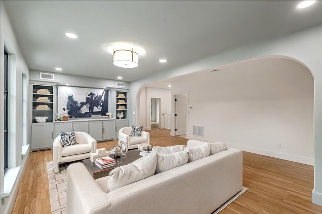 3739 N Versailles Avenue, Dallas, TX 75209