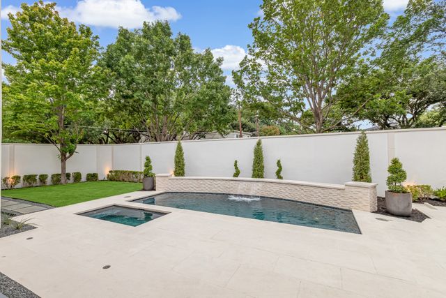 3739 N Versailles Avenue, Dallas, TX 75209