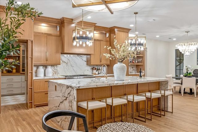 3739 N Versailles Avenue, Dallas, TX 75209