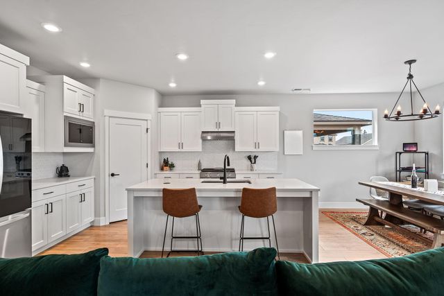 3010 NE Nipper Drive, Bend, OR 97701