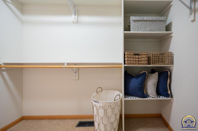 4334 SE Oakwood ST, Topeka, KS 66609