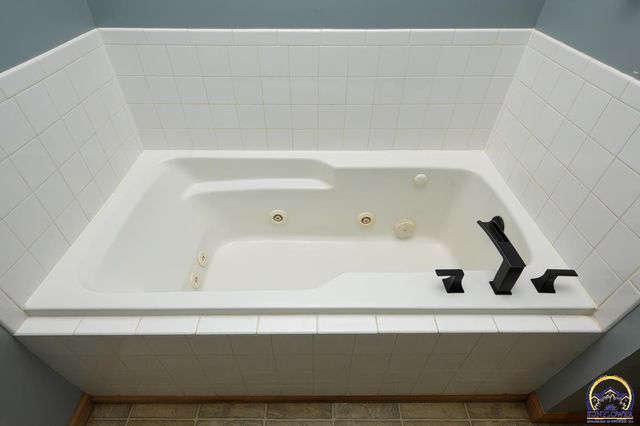 4334 SE Oakwood ST, Topeka, KS 66609