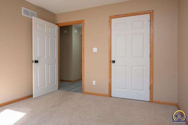 4334 SE Oakwood ST, Topeka, KS 66609