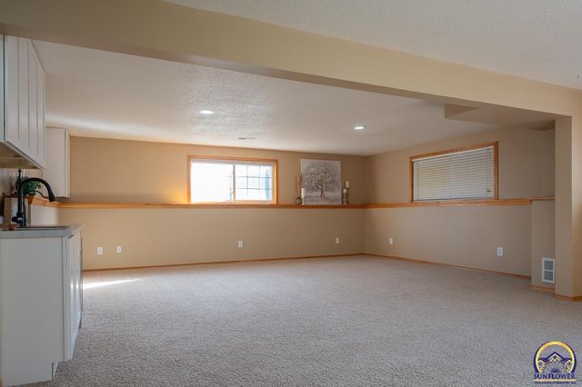 4334 SE Oakwood ST, Topeka, KS 66609