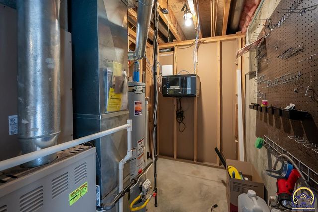 4334 SE Oakwood ST, Topeka, KS 66609