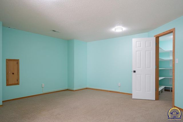 4334 SE Oakwood ST, Topeka, KS 66609