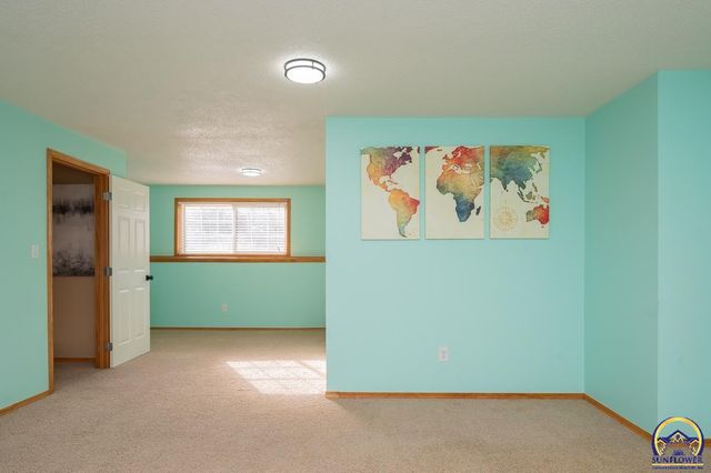 4334 SE Oakwood ST, Topeka, KS 66609