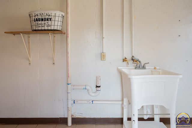 4334 SE Oakwood ST, Topeka, KS 66609