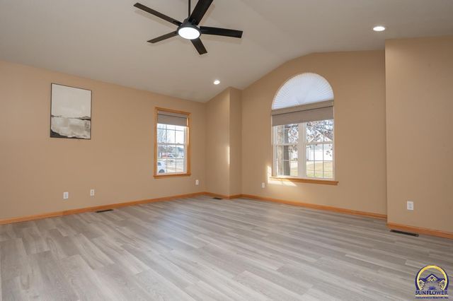 4334 SE Oakwood ST, Topeka, KS 66609