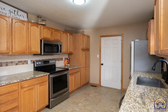 4334 SE Oakwood ST, Topeka, KS 66609