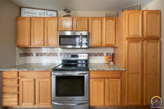 4334 SE Oakwood ST, Topeka, KS 66609