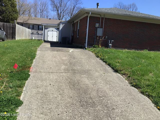 8919 Elmcreek Dr, Louisville, KY 40219