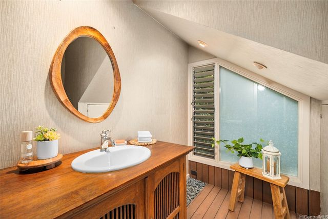 1708 Kumakani Loop, Honolulu, HI 96821