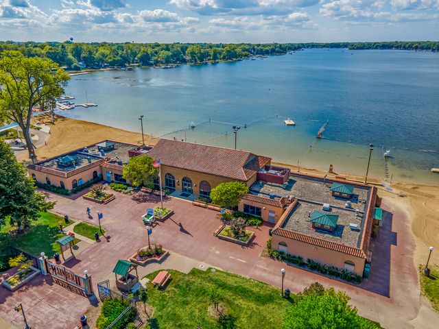 421 Lake Avenue, Crystal Lake, IL 60014