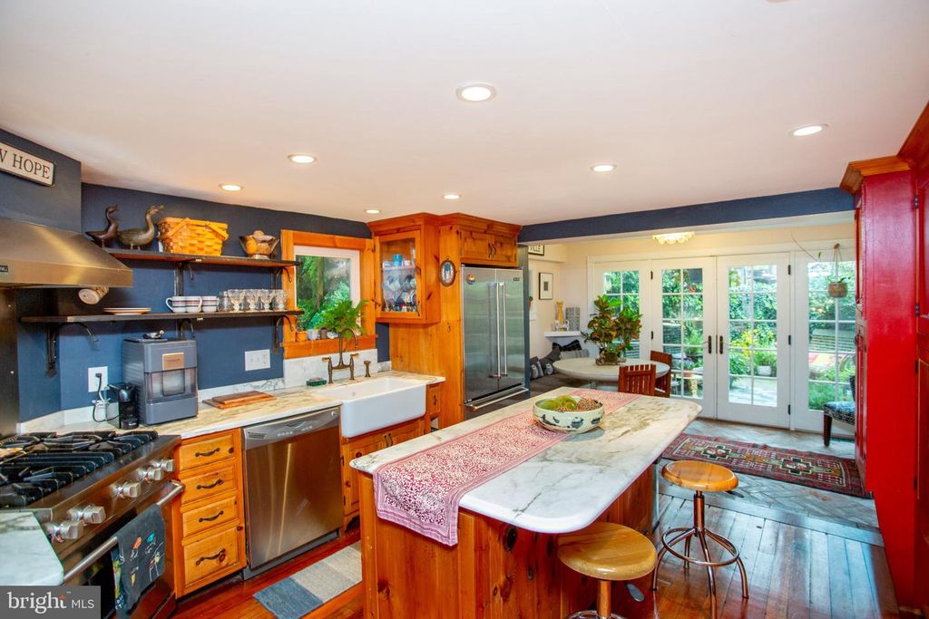 8 CANAL ST, LAMBERTVILLE, NJ 08530 — exterior