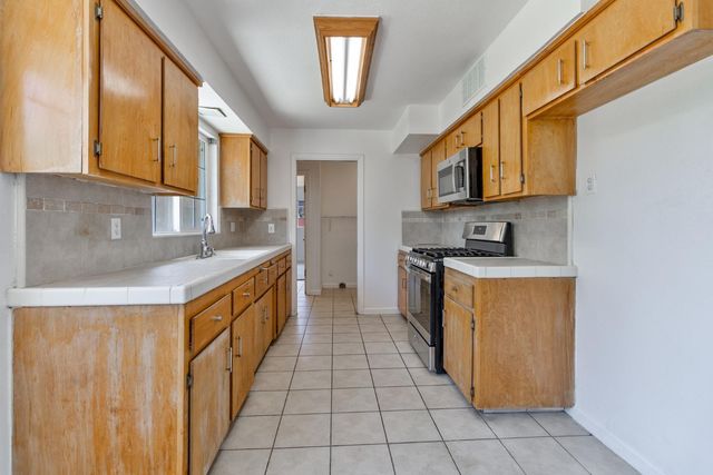 27164 Parkwood Avenue, Madera, CA 93637