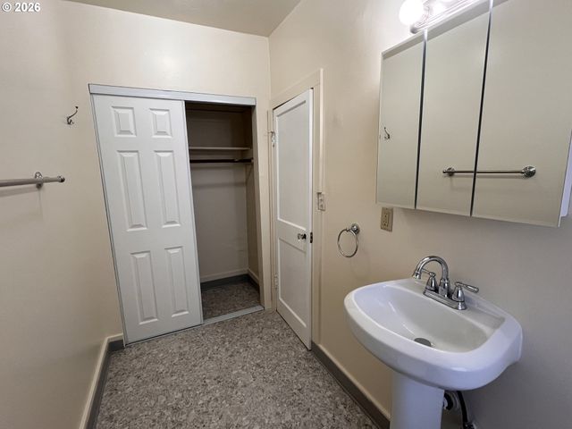 1712 Se MAIN St, Portland, OR 97214