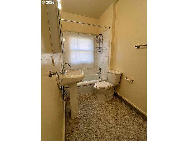 1712 Se MAIN St, Portland, OR 97214