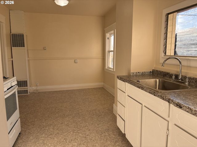 1712 Se MAIN St, Portland, OR 97214