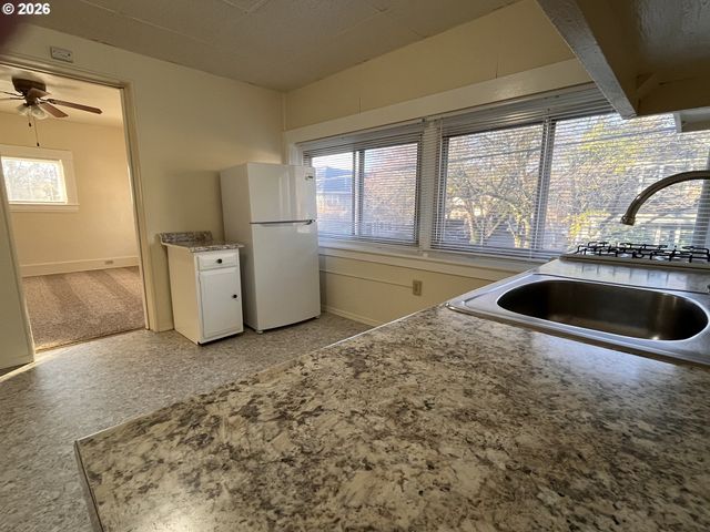1712 Se MAIN St, Portland, OR 97214
