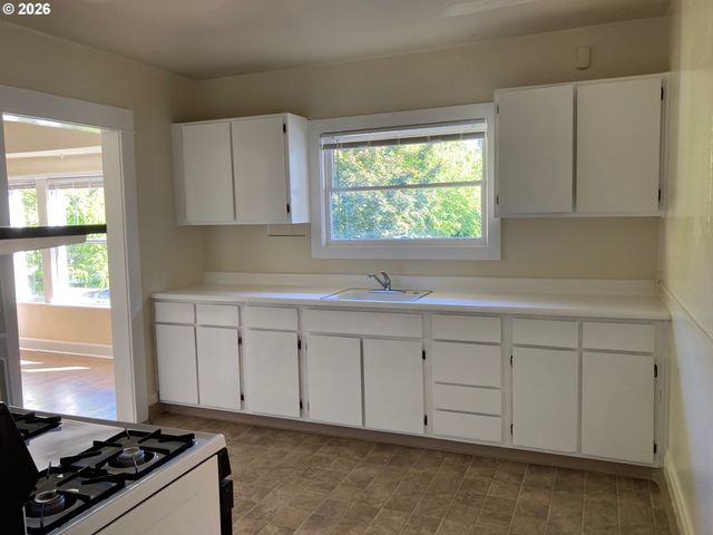 1712 Se MAIN St, Portland, OR 97214