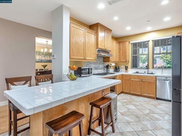 2036 SERRA LN, Hercules, CA 94547