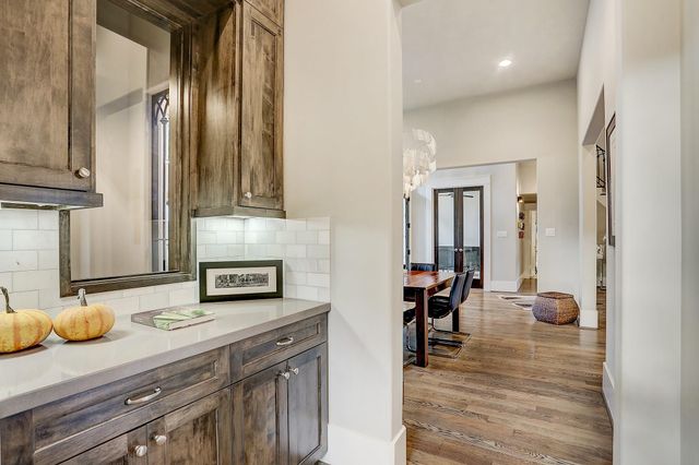 5655 Locke Lane, Houston, TX 77056