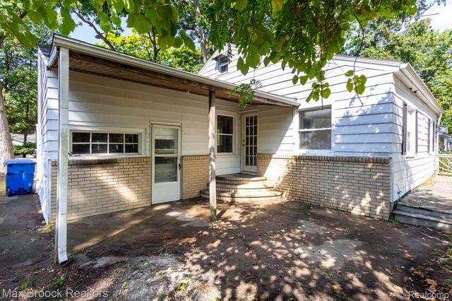 4120 Lotus Drive, Waterford Charter Township, MI 48329