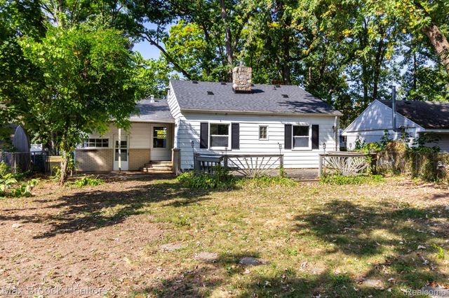 4120 Lotus Drive, Waterford Charter Township, MI 48329