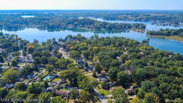 4120 Lotus Drive, Waterford Charter Township, MI 48329