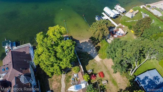 4120 Lotus Drive, Waterford Charter Township, MI 48329