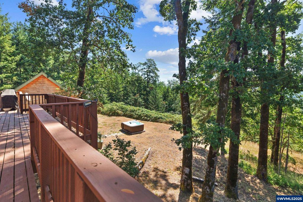 Image 10 of property listing at 5655 violet Dr, Sheridan, OR 97378