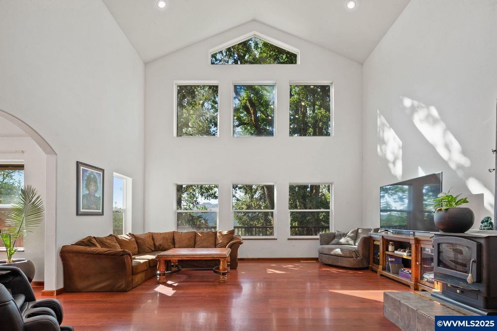 Image 14 of property listing at 5655 violet Dr, Sheridan, OR 97378