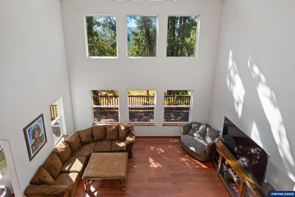 Image 15 of property listing at 5655 violet Dr, Sheridan, OR 97378