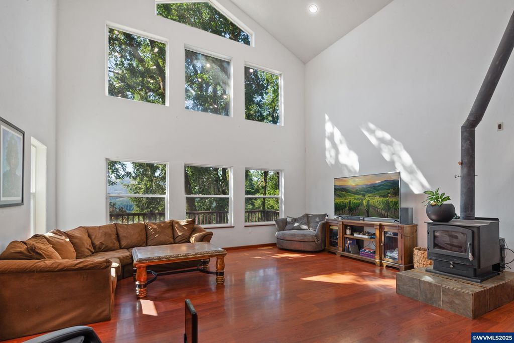 Image 16 of property listing at 5655 violet Dr, Sheridan, OR 97378