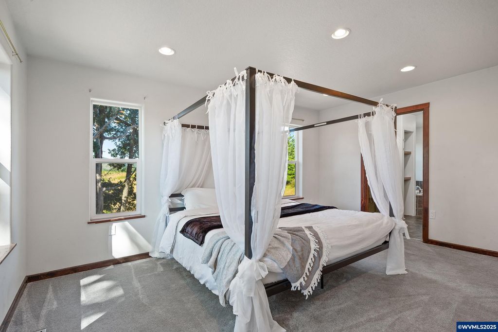 Image 24 of property listing at 5655 violet Dr, Sheridan, OR 97378