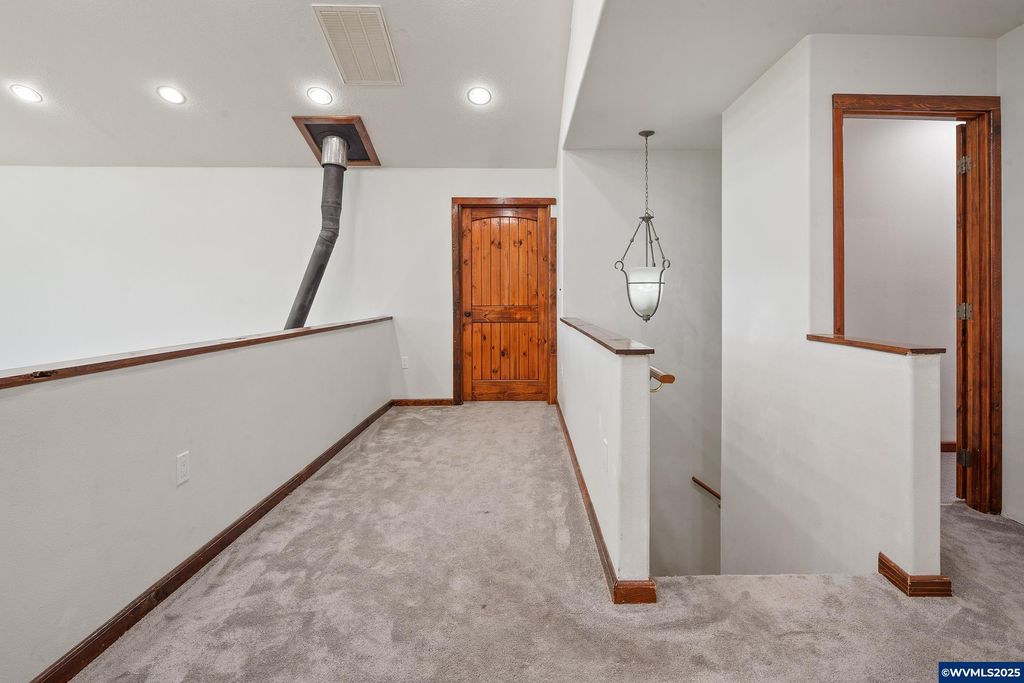 Image 30 of property listing at 5655 violet Dr, Sheridan, OR 97378