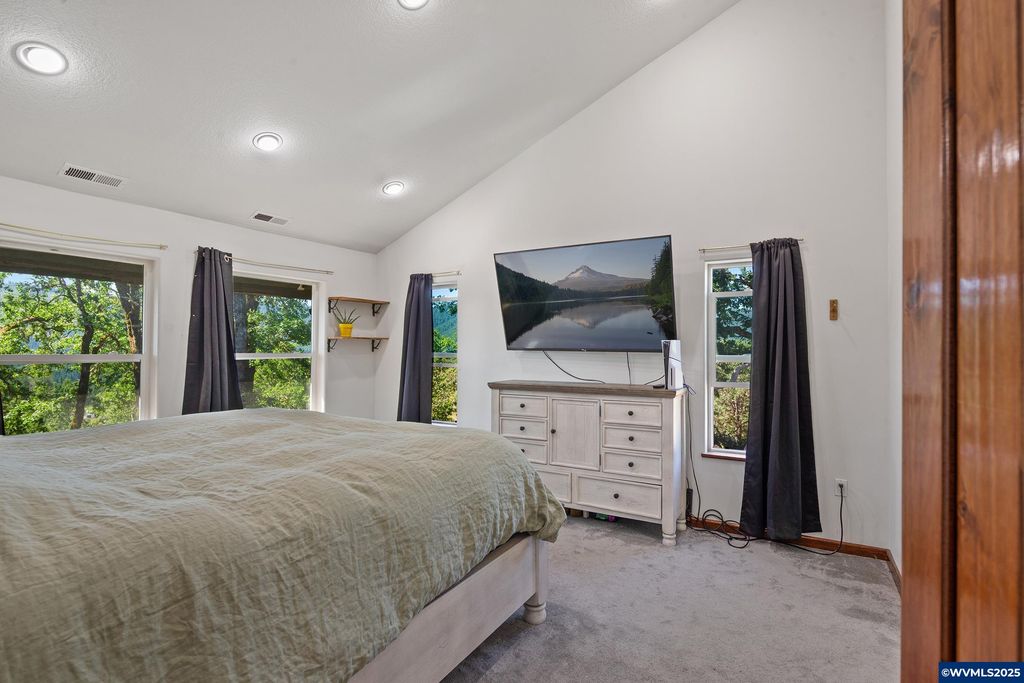 Image 31 of property listing at 5655 violet Dr, Sheridan, OR 97378