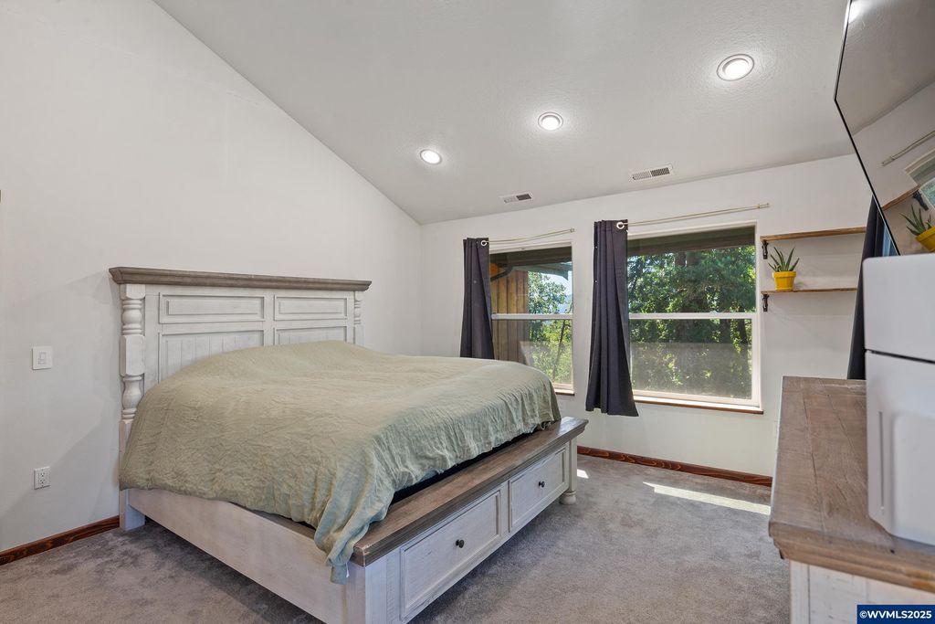 Image 32 of property listing at 5655 violet Dr, Sheridan, OR 97378