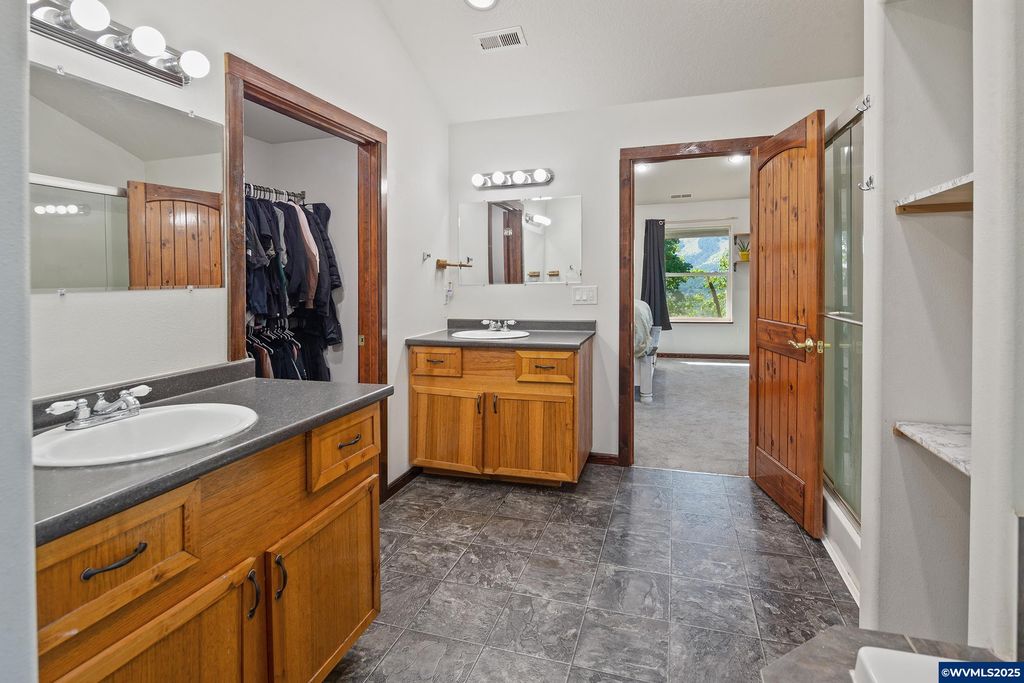 Image 36 of property listing at 5655 violet Dr, Sheridan, OR 97378