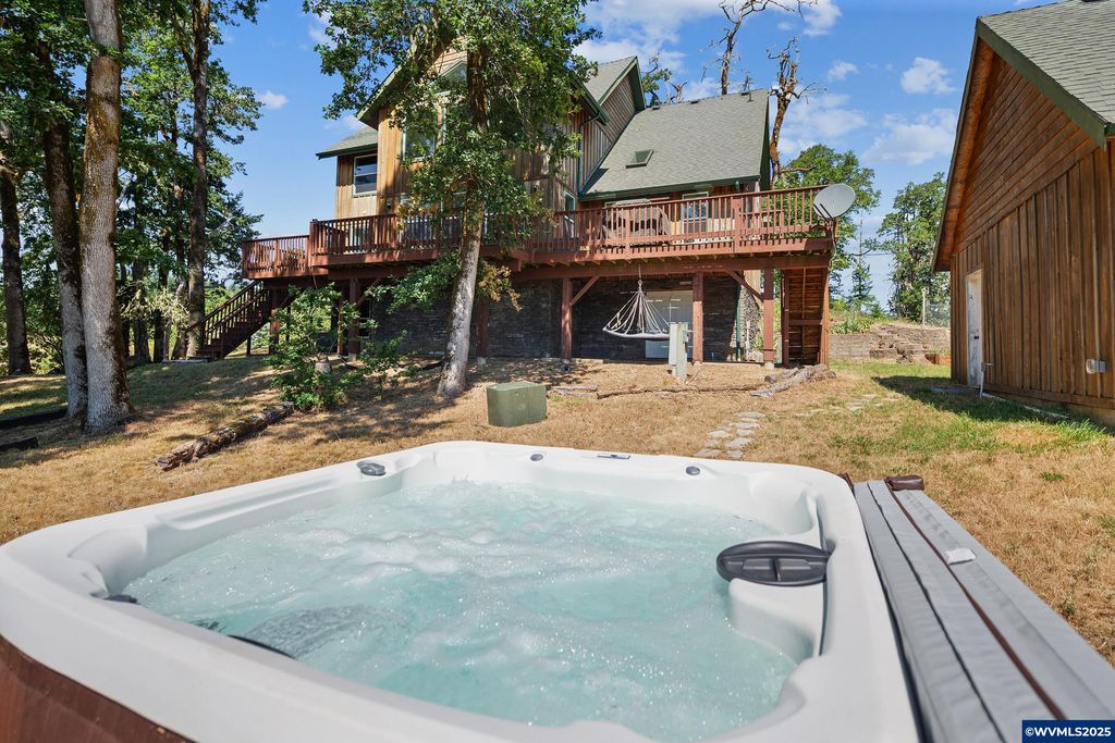 Image 6 of property listing at 5655 violet Dr, Sheridan, OR 97378