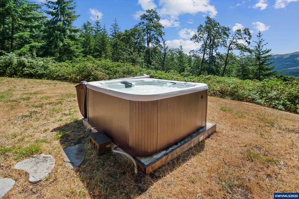 Image 7 of property listing at 5655 violet Dr, Sheridan, OR 97378