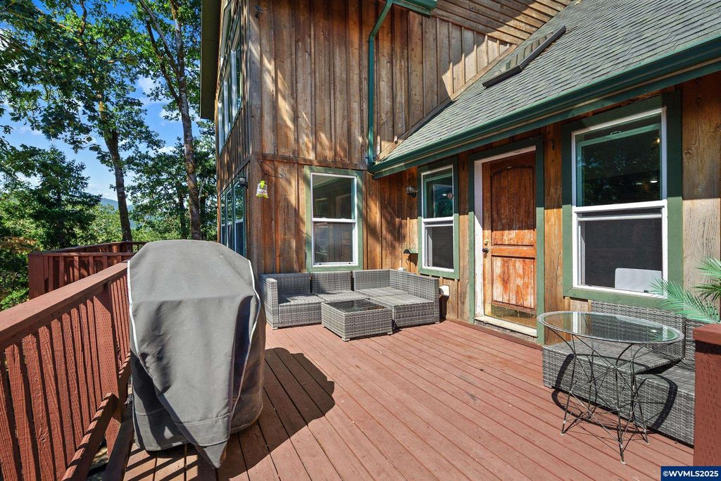 Image 8 of property listing at 5655 violet Dr, Sheridan, OR 97378