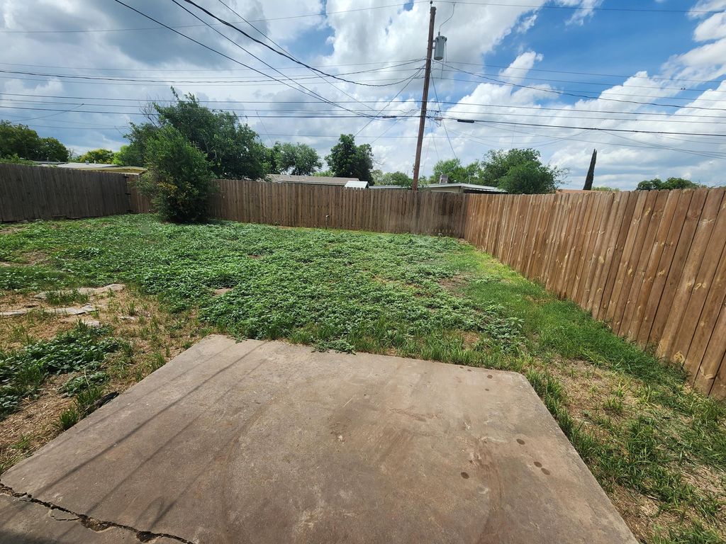 Image 11 of property listing at 2406 Stanton Street, San Angelo, TX 76901