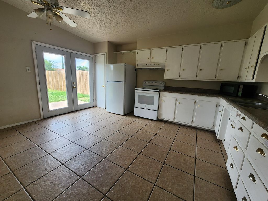 Image 4 of property listing at 2406 Stanton Street, San Angelo, TX 76901