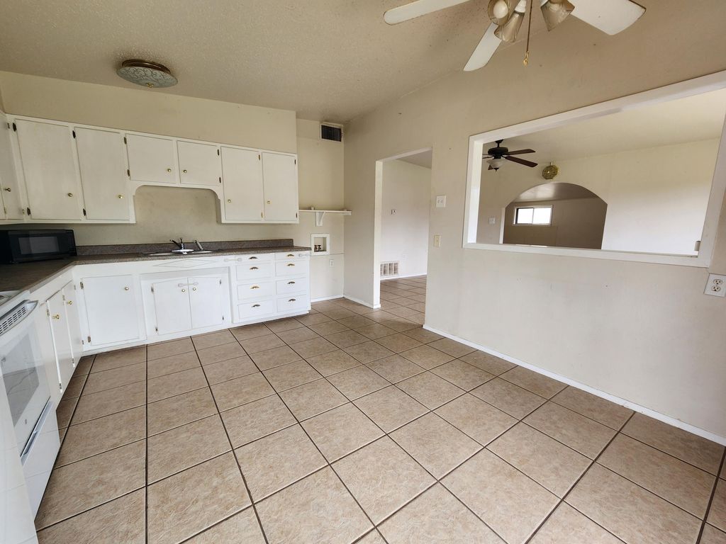 Image 5 of property listing at 2406 Stanton Street, San Angelo, TX 76901