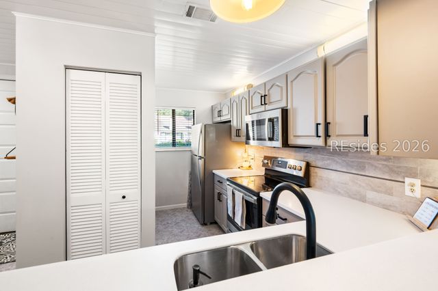 96 Mathews Dr Apt 164, Hilton Head Island, SC 29926