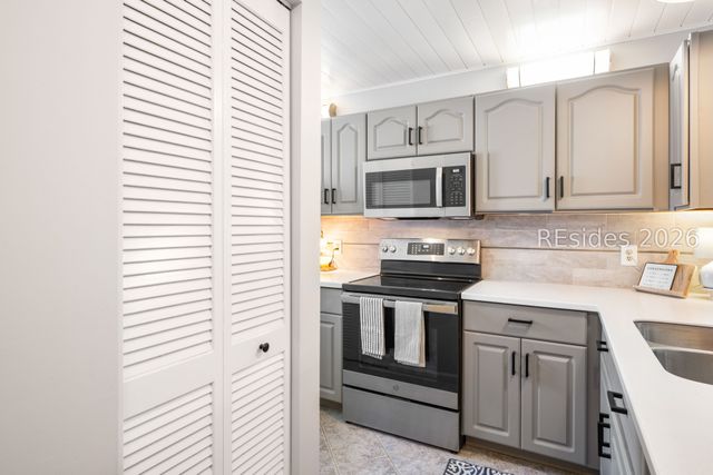 96 Mathews Dr Apt 164, Hilton Head Island, SC 29926