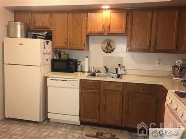 10 Nicholas Court, Spotswood, NJ 08884