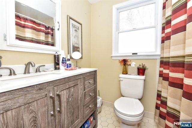 260 W Allendale Avenue, Allendale, NJ 07401